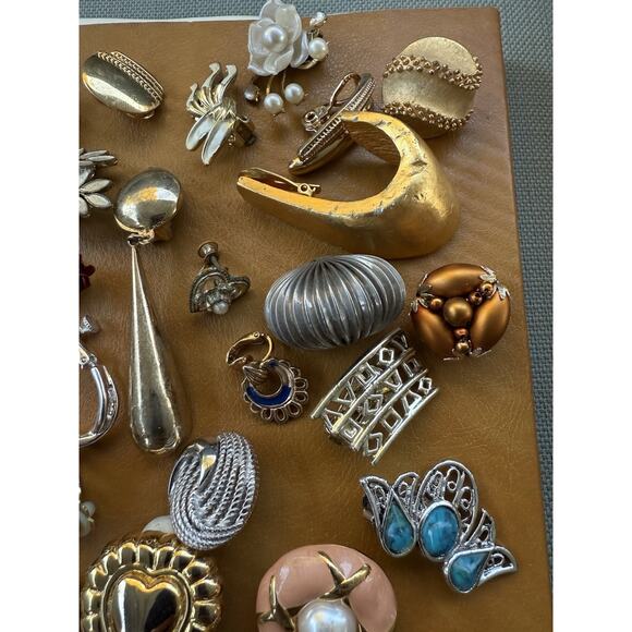 VTG Lot 79 SINGLE Clip-On Gold Tone Earrings Signed Escada Les Bernard Avon - Picture 13 of 16